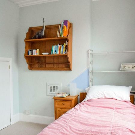 3 Bedroom Family House With A Superb Kitchen And Garden London Exterior photo